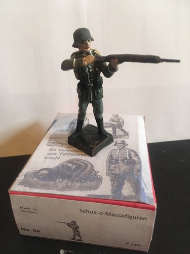 Deutscher soldat stehend mit - deutscher,